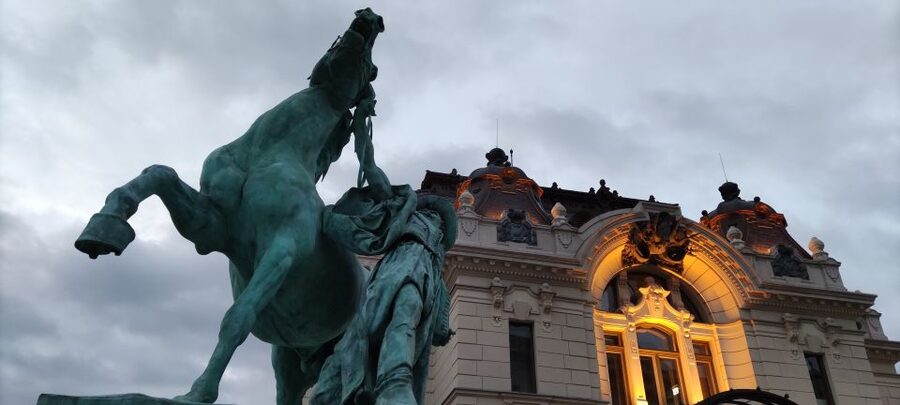 Budapest: Walking Tour in the Buda Castle District - Getting Oriented at Vienna Gate (the starting point that matters)