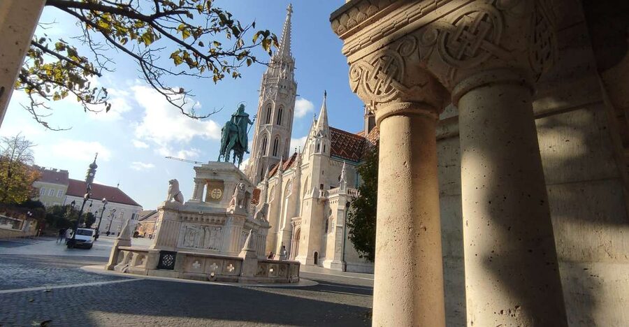 Budapest: Walking Tour in the Buda Castle District - Mary Magdalene Tower and the Ruszwurm stop for real Old Town flavor