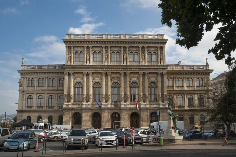 Budapest Walking Tour with a Professional Local Guide - Pest landmarks that connect faith, power, and national identity