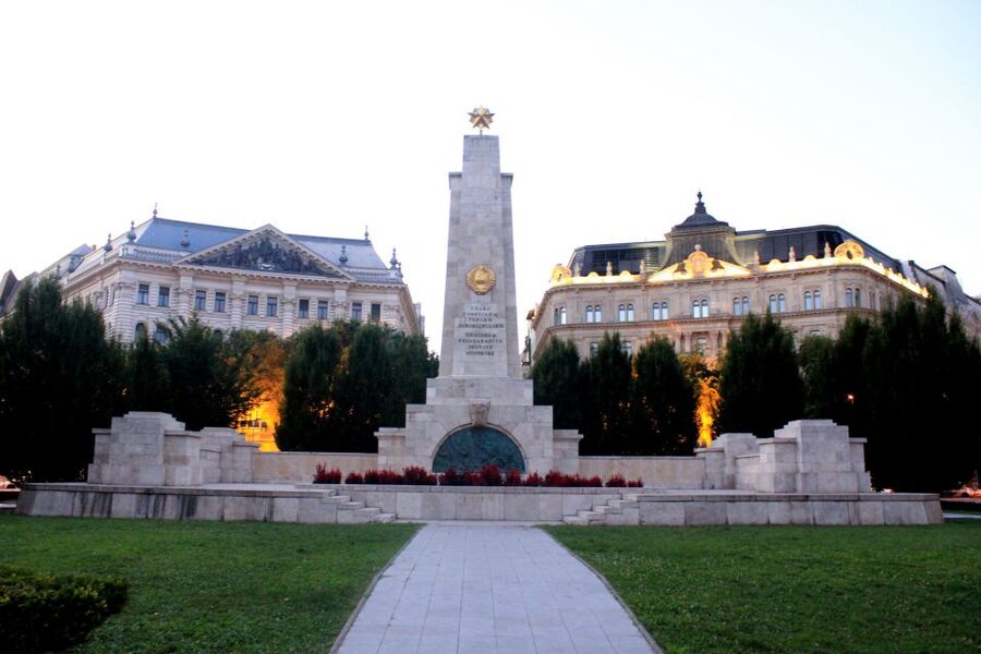 Budapest ❤️Winter Bike Tour with Coffee Stop❤️ - Heroes’ Square and City Park: the grand Budapest finish
