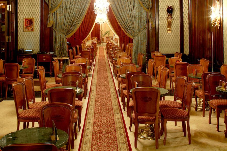 Café Wandering: An Excursion through Budapest’s Belle Epoque - Moving by tram, getting Danube views, and arriving at Central Café 1887