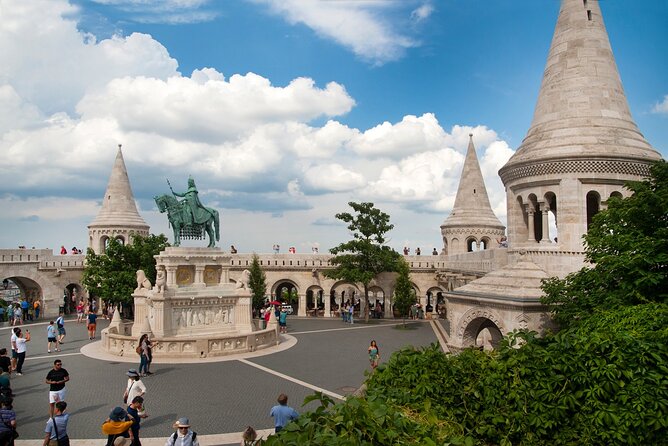 Essential Walking Tour - Sandor Palace and the guards in historical uniforms
