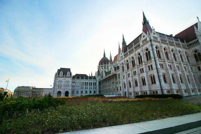 Exclusive Budapest City Tour by Luxury Car - Half Day - The Pest and Buda drive: how three hours of sightseeing can work best