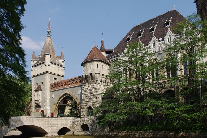 General sightseeing tour - Vajdahunyad Castle and Anonymus: City Park walking that feels like a mini tour