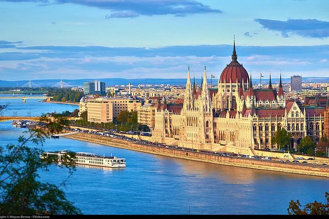 Private Budapest Sightseeing Tour: Royal Castle, Heroes Square, Chain Bridge - Crossing the Danube on Széchenyi Chain Bridge, Then Up to the Old Castle Air
