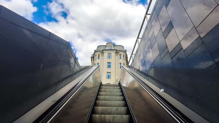 Street photography with your smartphone, tour of Budapest - The short subway/metro moment: light and motion tricks