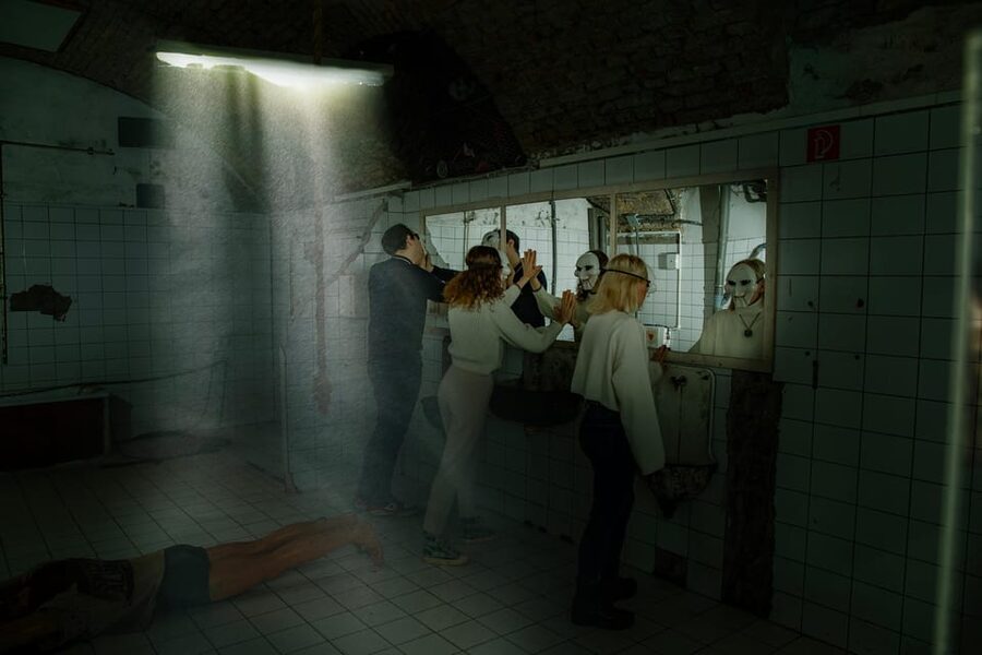 The Real Saw | Escape Room by PÁNiQ SZOBA - Booking the time slot and finding the white barred door