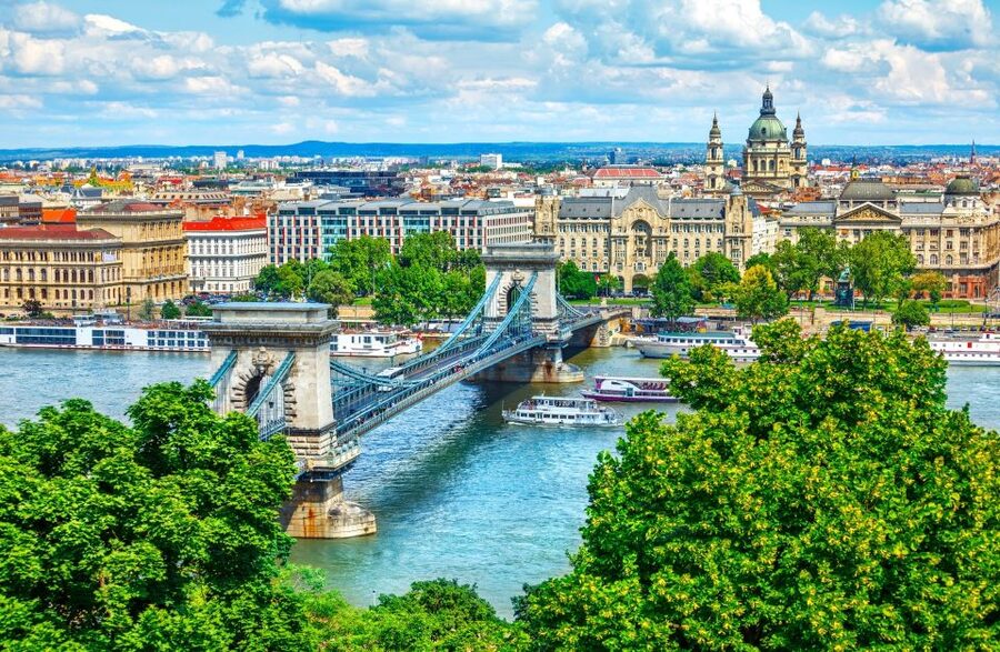 Vienna: Budapest Day Trip - Meeting your guide in Vienna, then watching the scenery change