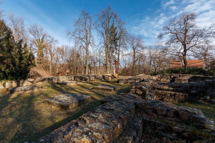 Walk to recent and aged spiritual sanctuaries near Budapest - Optional hike to Kaán Károly-kilátó for forest and city views
