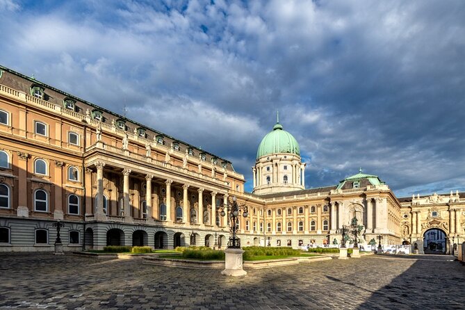 Walking tour in the Buda Castle incl. Fisherman's Bastion - Arpad Toth Promenade, Setany: the local gossip walk